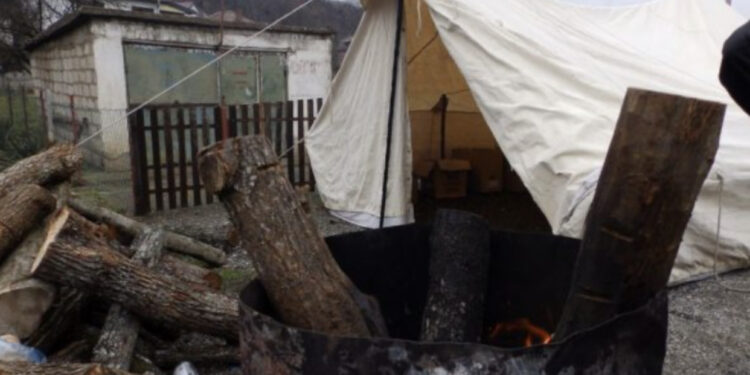 Dita e katër, vijon bllokimi i rrugës dhe mbyllja e shkollave në veri të Kosovës