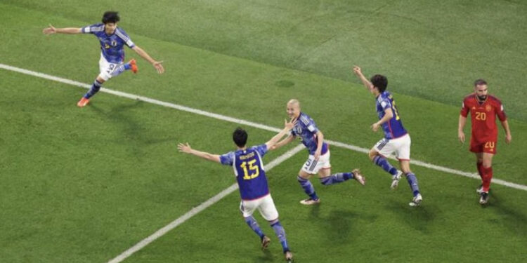 Japonia shkakton suprizën e dytë, mposht Spanjën dhe kalon si e para e grupit