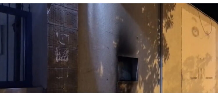 E pazakontë! Qytetari i vendos flakën policisë së Elbasanit