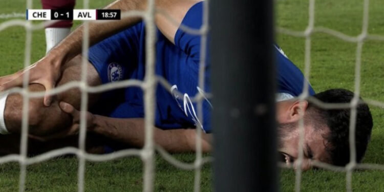 Nën britma të mëdha, Armando Broja largohet me barelë nga fusha