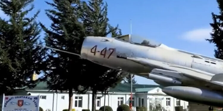 VIDEO/ Rama ndan pamje nga kantieri i Bazës Ajrore të NATO në Kuçovë: Janë krijuar 400 vende pune, punimet ecin me ritëm të lartë