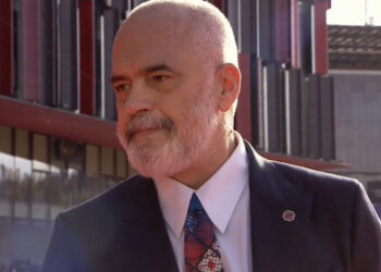 “Sollëm diellin për ju, mos pini shumë verë”, batutat e Ramës me gazetarët e huaj