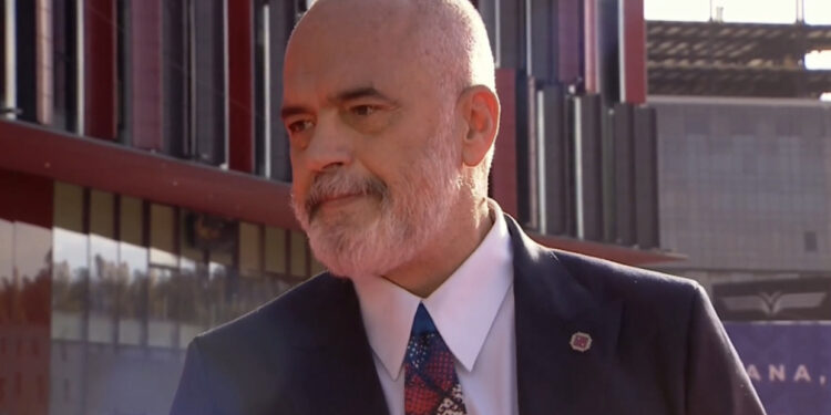 “Sollëm diellin për ju, mos pini shumë verë”, batutat e Ramës me gazetarët e huaj