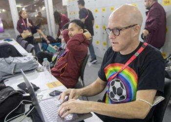 Kishte veshur bluzë pro-LGBTQ/ Gazetari vdes gjatë raportimit të Argjentinë-Holandë!