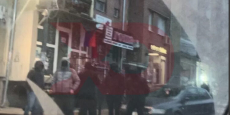 VIDEO/ Persona të maskuar sulmojnë dy gazetarë në Mitrovicën Veriore!