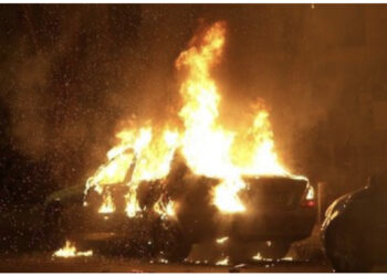 Ç’po ndodh në kryeqytetin grek? Digjet makina e diplomates në Athinë!