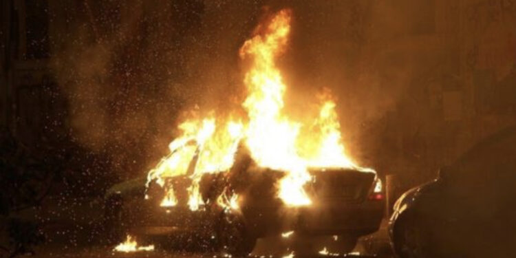 Ç’po ndodh në kryeqytetin grek? Digjet makina e diplomates në Athinë!