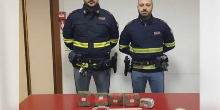 “Ku po shkoni?”/ Policia i ndaloi për kontroll, ‘spacciatorin’ shqiptar dhe italian i tradhton reagimi, arrestohen!