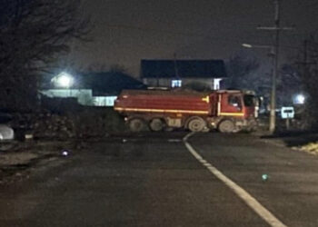Tensione në veri të Kosovës, serbët vendosin barrikadë të re, dëgjohen shpërthime