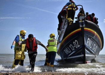 E lejojnë vet emigracionin ilegal/ Raporti: Britanisë i duhen 1 milion emigrantë në vit për të plotësuar vendet e punës