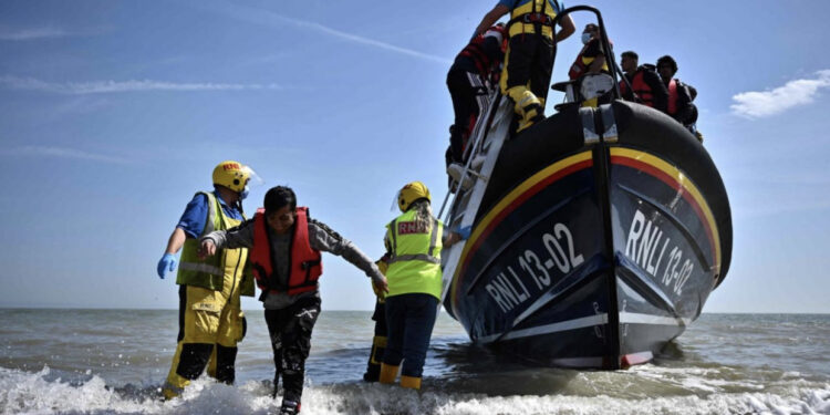 E lejojnë vet emigracionin ilegal/ Raporti: Britanisë i duhen 1 milion emigrantë në vit për të plotësuar vendet e punës