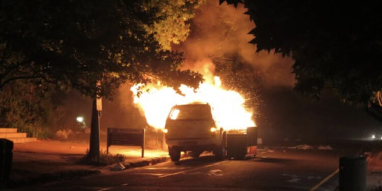 Si ndodhi ngjarja në Kamëz!- Makina me gaz shpërthen në Tiranë, lëndohet shoferi, gruaja dhe dy fëmijët e mitur