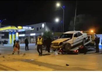 Aksident ‘kokë më kokë’ në aksin Elbasan – Peqin, 2 persona përfundojnë në spital