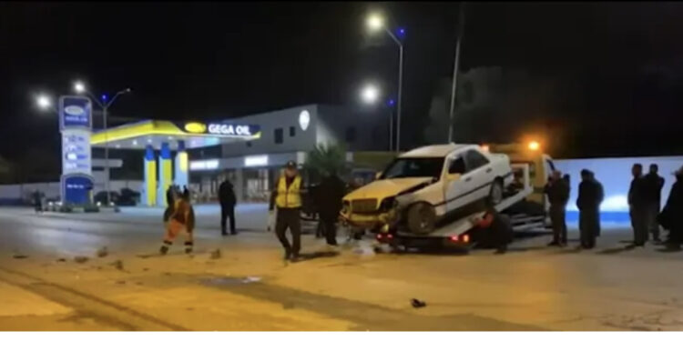 Aksident ‘kokë më kokë’ në aksin Elbasan – Peqin, 2 persona përfundojnë në spital