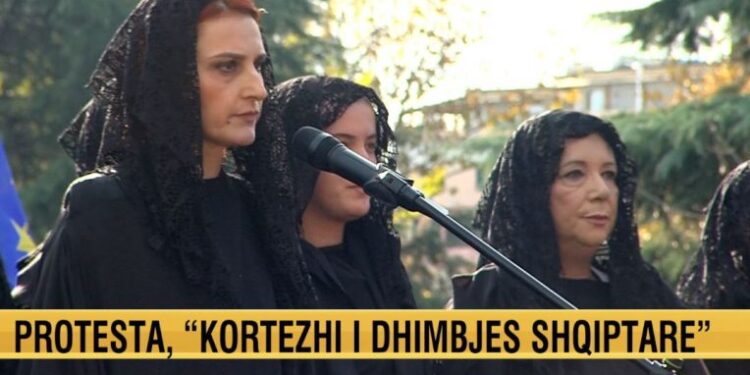 “Kortezhi i dhimbjes shqiptare” drithëron bulevardin, vaj për humbjen e djemve dhe vrasjen e shpresës së shqiptarëve