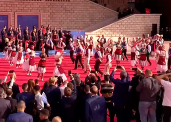 Çfarë po ndodh në samitin e BE, korografi “Hip Hop” dhe valle tradicionale, liderët europianë të buzëqeshur ndjekin performancat