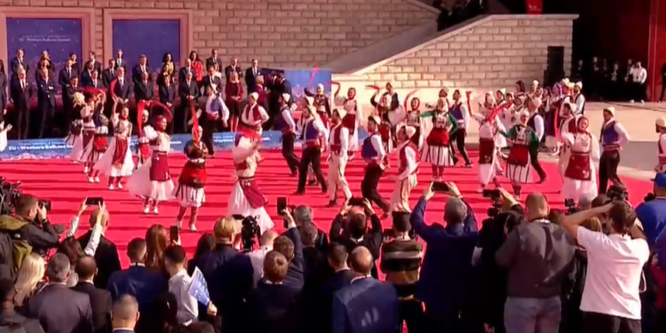 Çfarë po ndodh në samitin e BE, korografi “Hip Hop” dhe valle tradicionale, liderët europianë të buzëqeshur ndjekin performancat