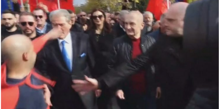 VIDEO/ “Jo, Jo, Jo…”/ I pozicionuar si boksier, si i iku nga duart truprojave të Berishës agresori, e qëlloi direkt me grusht