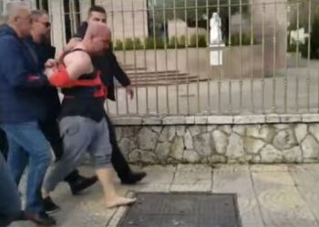 PAMJET/ Me këpucë të hequr dhe bluzë të shqyer, momentet e neutralizimit të agresorit që dhunoi Sali Berishën me grusht