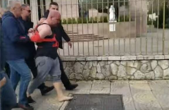 PAMJET/ Me këpucë të hequr dhe bluzë të shqyer, momentet e neutralizimit të agresorit që dhunoi Sali Berishën me grusht
