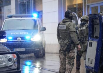 DETAJE/ E RËNDË në Gjermani! Merren peng disa persona në një qendër tregtare, vritet një grua