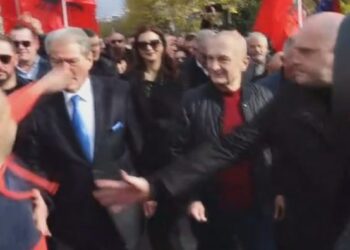 FOTO/ Mediat e huaja pasqyrojnë incidentin në protestën e opozitës, Euractiv: Si u sulmua me grusht Berisha