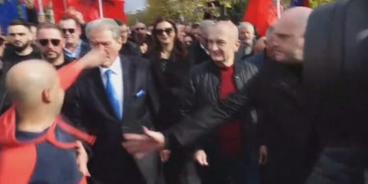 FOTO/ Mediat e huaja pasqyrojnë incidentin në protestën e opozitës, Euractiv: Si u sulmua me grusht Berisha