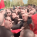 VIDEO/ Militanti i futur nga Edi Rama goditet me grusht Sali Berishën