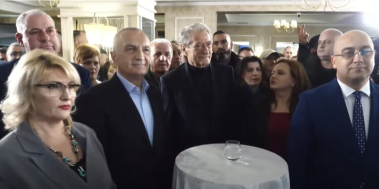 VIDEO/ Demokratët festojnë 32 vjetorin e themelimit të PD-së, Meta shfaqet në krah të Sali Berishës në Elbasan