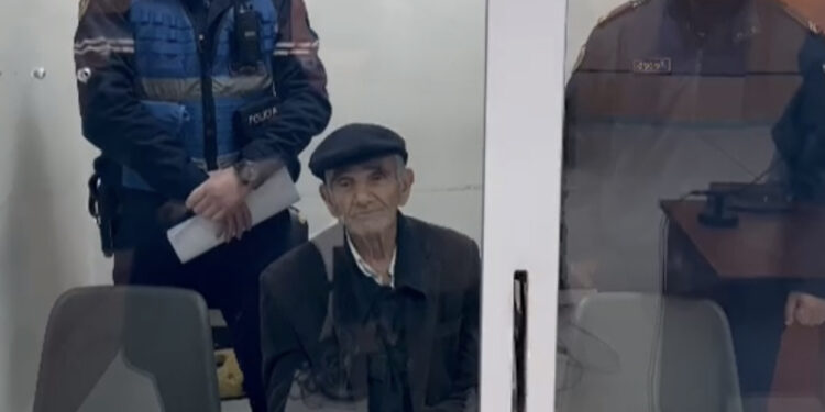 “S’kam vrarë njeri”, 80-vjeçari mohon krimin para gjykatës: Vëllai ishte rrëzuar, e mbulova dhe ika te gruaja