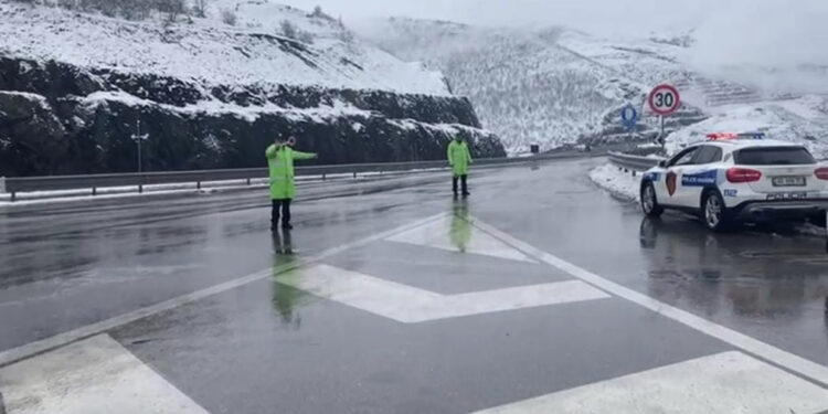 Stuhi dhe dëborë! Policia apel shoferëve: Kujdes! Po ju monitorojmë me radarë