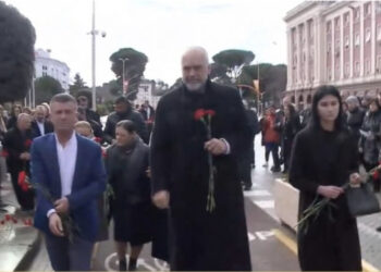 I vrau Agron Malaj, sot kryebashkiak i PS/  21 Janari! Rama homazhe me familjarët në bulevard