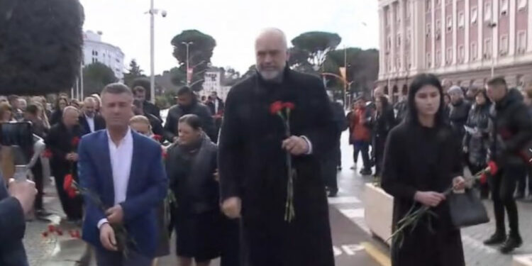 I vrau Agron Malaj, sot kryebashkiak i PS/ 21 Janari! Rama homazhe me familjarët në bulevard