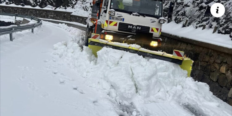 Moti i keq mbyll 56 shkolla në Shqipëri