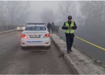 Makina bie nga ura e Mbrostarit në Fier, përfundon në lumin Seman