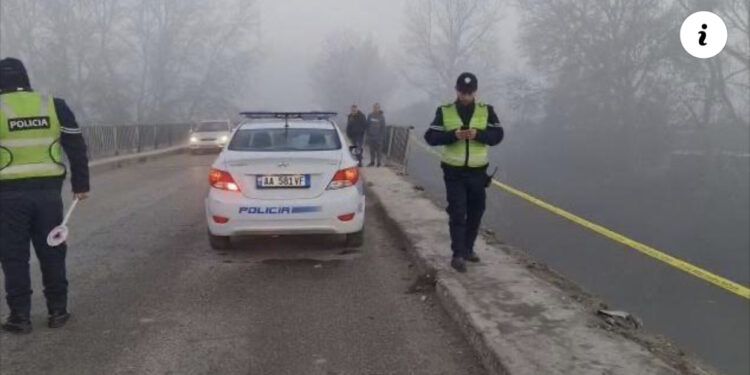 Makina bie nga ura e Mbrostarit në Fier, përfundon në lumin Seman
