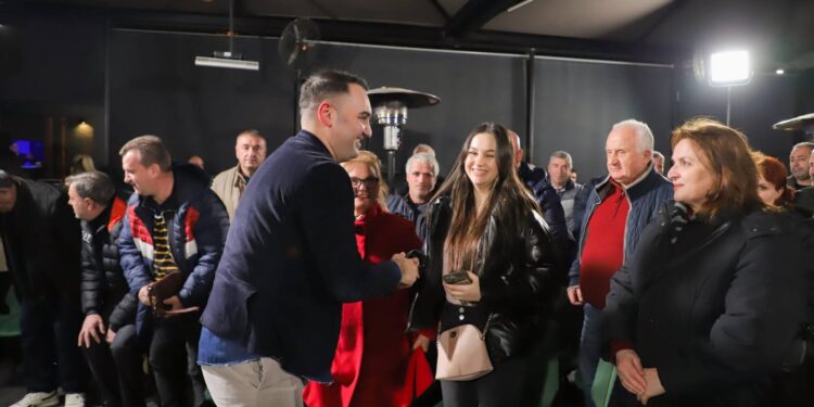 Belind Këlliçi me banorët e njësisë Nr.2: Fitorja do të jetë e padiskutuar në 14 Maj. Mos bini pré e propagandës!