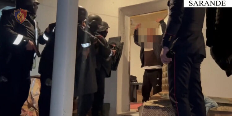 VIDEO/ “Po më ndjekin”! Hapet dera-Momenti kur arrestohen pengmarrësit në Sarandë