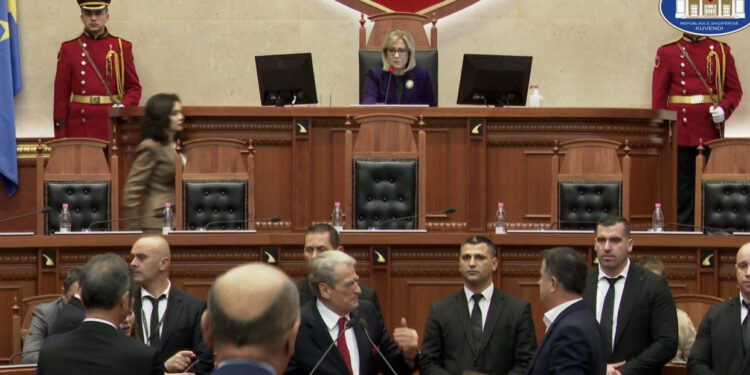 LIVE-Nis sesioni i ri i parlamentit! Nuk i japin fjalën, Berisha bllokon foltoren