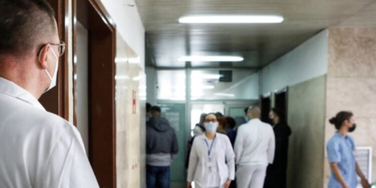 Një grip më i rëndë se Covid-i/ Spitalet e tejmbushura, mjekët: Mos përdorni antibiotikë!