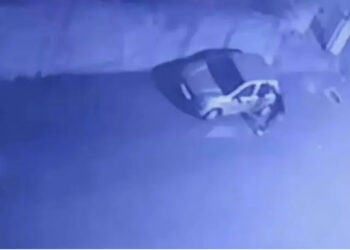 Burri i maskuar thyen pasqyrat e makinave në Vlorë, i paidentifikuar autori