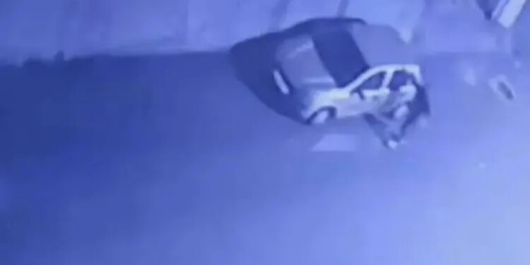 Burri i maskuar thyen pasqyrat e makinave në Vlorë, i paidentifikuar autori