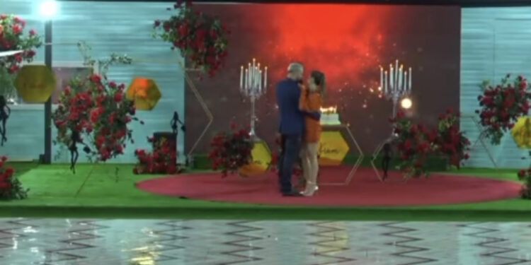 VIDEO/ Luizi surprizon Kiarën në 27-vjetorin e lindjes, i dedikon këngën romantike