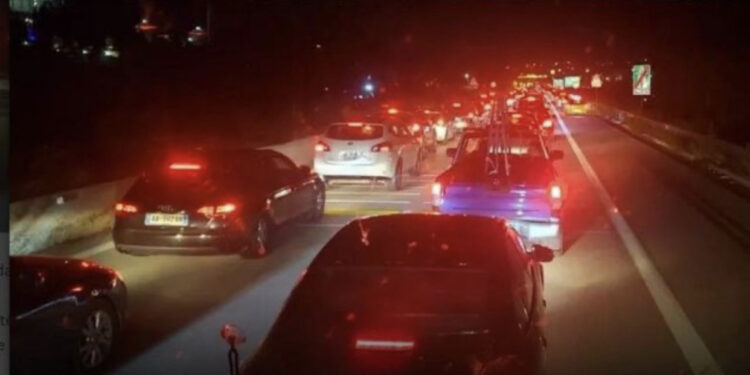 Makthi i trafikut! “Hinka” e Elbasanit u nxin festat qytetarëve