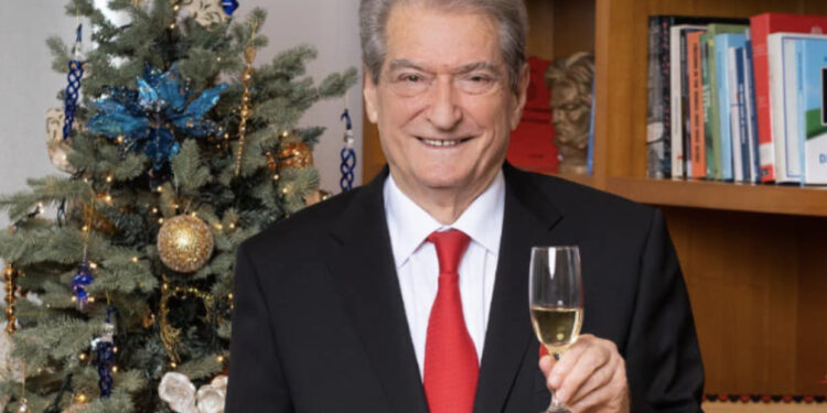 Demokratët mesazhe urimi për të, Berisha ngre dolli: Më keni mbushur me energji, 2023 do jetë viti i triumfit tonë