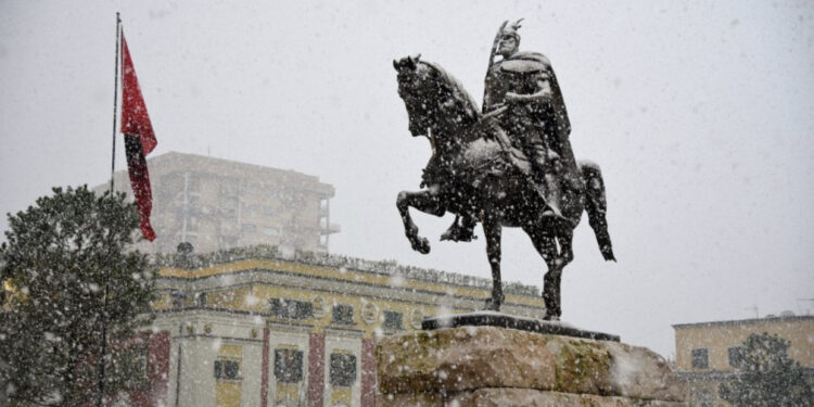 I ftohti “mbërthen” Shqipërinë, dita kur zbardhet Tirana