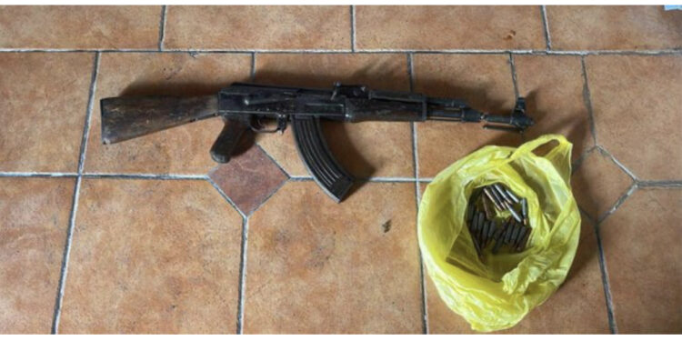 Terrorizoi fqinjët me kallashnikov, arrestohet i riu në Kurbrin