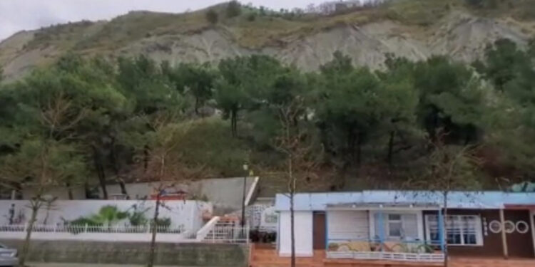 Rrëshqitje dherash në Durrës, rrezikohen banesat