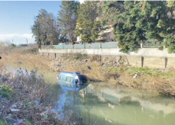 FOTO/ Lezhë, furgoni bie në përroin e Manatisë
