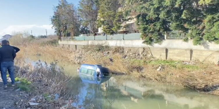 FOTO/ Lezhë, furgoni bie në përroin e Manatisë